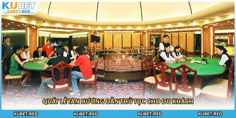 Quầy lễ tân hướng dẫn thủ tục cho du khách